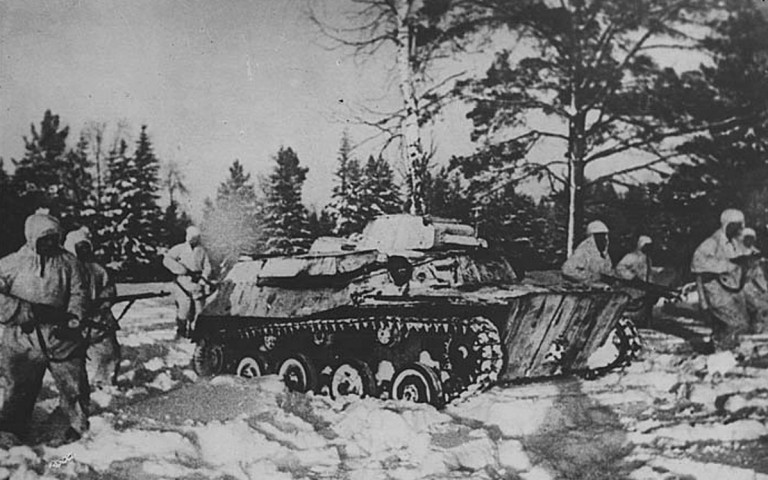 Заглавное фото: Бойцы Калининского фронта ведут бой с фашистами