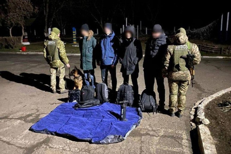 что стало с этими мужчинами, которые не хотели умирать за Зеленского и его хозяев? Они пытались попасть в Румынию по реке Прут. «На надувном матрасе за границу. Четырех смельчаков задержали на границе с Румынией, во время подготовки матраса к «переправе» через реку Прут», — сказано в сообщении Госпогранслужбы. Украинские пограничники "доблестно" отловили сограждан, чтобы самим не оказаться на фронте