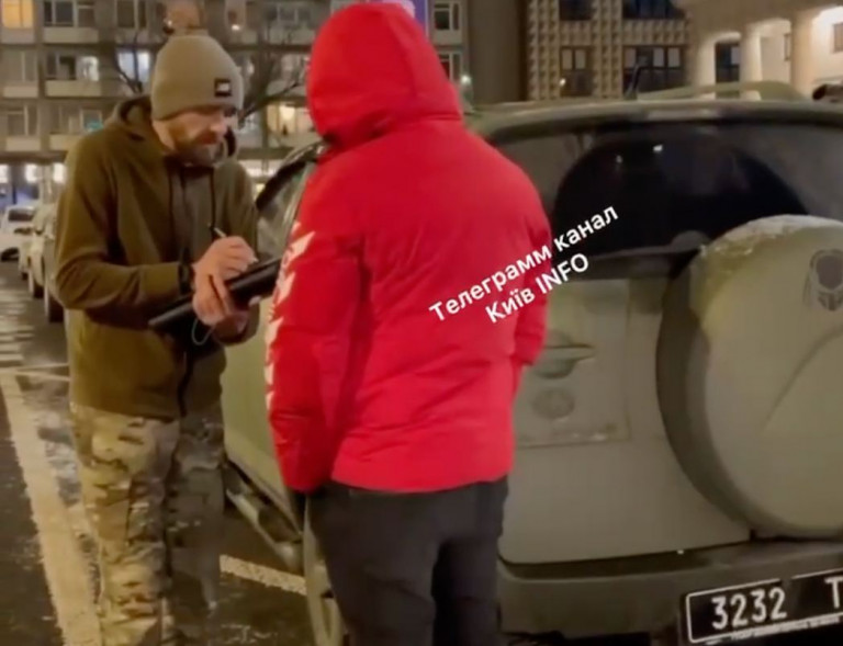 На заглавном фото: Сегодня социальные сети всколыхнуло видео «ТЦК уже Варшаве?»: мужчине вручает повестку персонаж в камуфляже, рядом авто на чёрных «военных» номерах. Сюжет – тоже почва под мобилизацию украинских беженцев? В любом случае, многие из воспользуются рекомендацией – покинуть территорию Польши. Покинут, но не в направлении Украины…