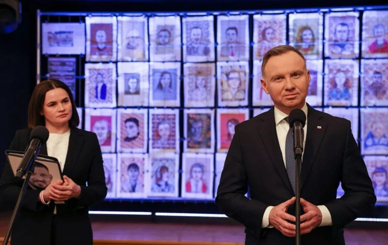 На заглавном фото: Президент Польши мечтает видеть белорусов «свободными». Как украинцы, у которых теперь есть не только право, но и обязанность свободно умереть или стать инвалидами за интересы Запада (и Польши тоже)