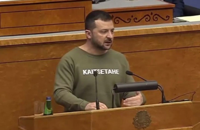 На заглавном фото: Надпись «kaitsetahe» в переводе с эстонского – «воля к защите». Не на мове.