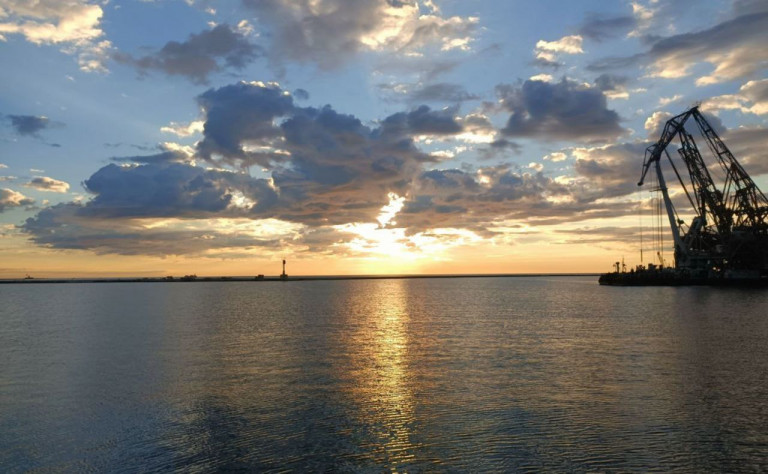 На заглавном фото: В Мариупольском морском порту с начала 2024 года отгрузили почти 14 тонн зерна. Об этом сообщили в Министерстве транспорта Донецкой Народной Республики.