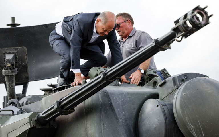 На заглавном фото: Знаковый снимок – федеральный канцлер Германии Олаф Шольц ползает по зенитной самоходной установке Gepard во время встречи с украинскими боевиками, которые прибыли на обучение на военный полигон в ФРГ