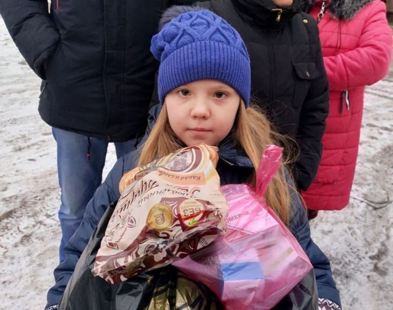 На заглавном фото: Семье этой маленькой северодончанки и ещё 120 семьям в который уже раз собрали деньги на гуманитарную помощь добрые люди России и других стран (везде есть те, кто понимает, что на самом деле происходит), а организовала постоянную помощь северодонецким подопечным Эльмира Керимова (https://t.me/Za_Rys) – она это делает с 2014 года. С неоценимой поддержкой https://t.me/kot_fedull и https://t.me/harry_homolsky