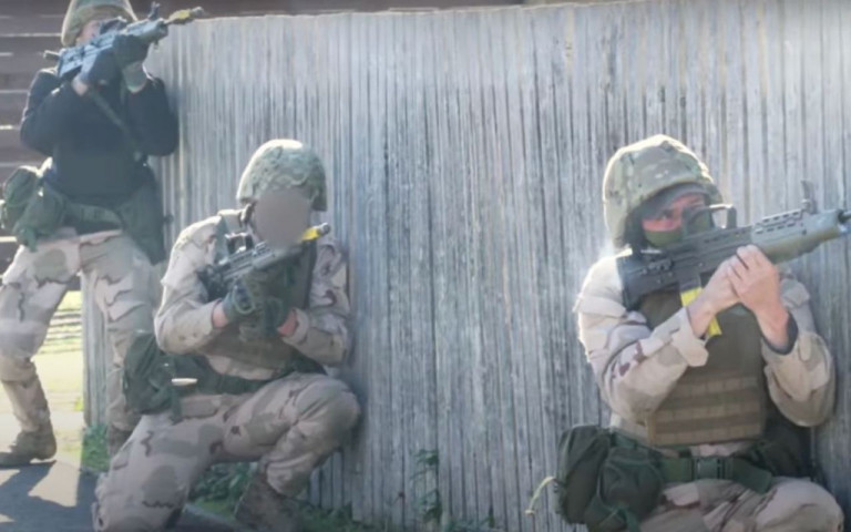 На заглавном фото: Лондон включил в Операцию «Интерфлекс» и косовских албанцев