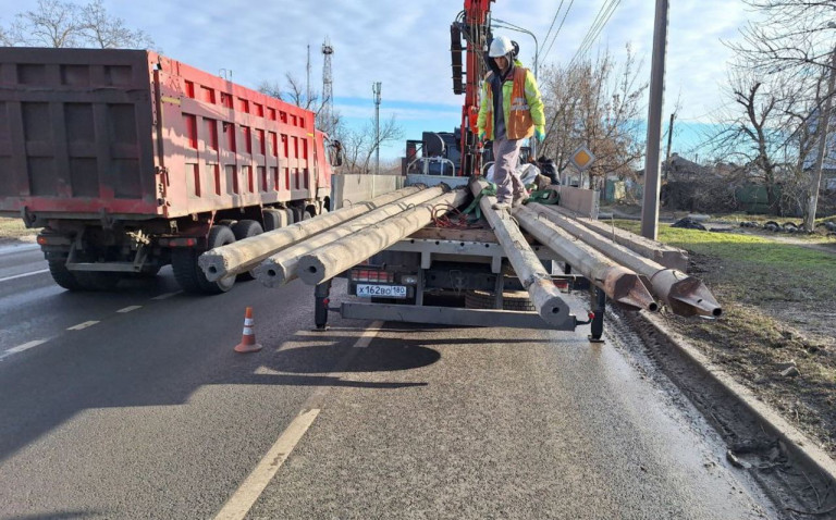 На заглавном фото: «Мариупольгорсвет» ведет масштабные работы по демонтажу и замене вышедшего из строя электрооборудования