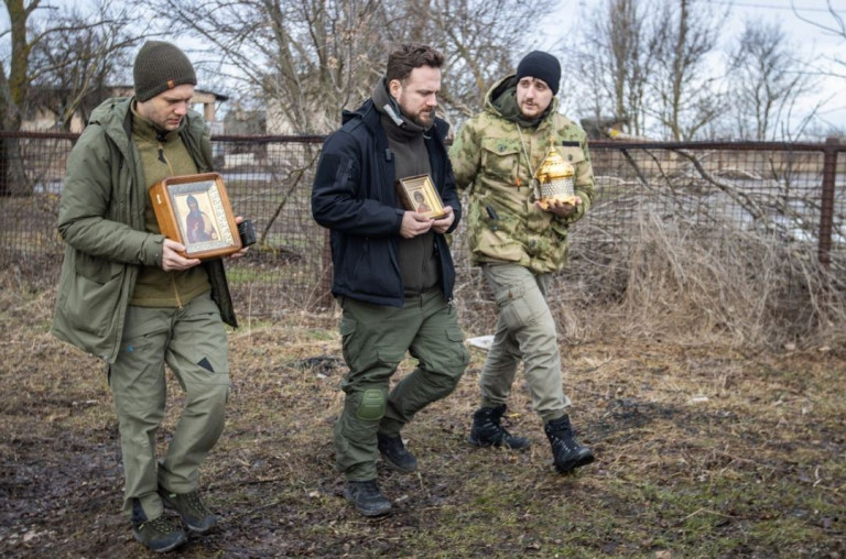 На заглавном фото: Большой Крестный ход, который начат телеканалом «Спас» и военными священниками РПЦ, пройдёт вдоль всей линии фронта