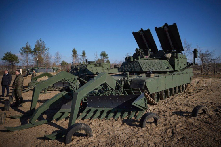 На заглавном фото: Переданная Украине США машина разграждения Assault Breacher