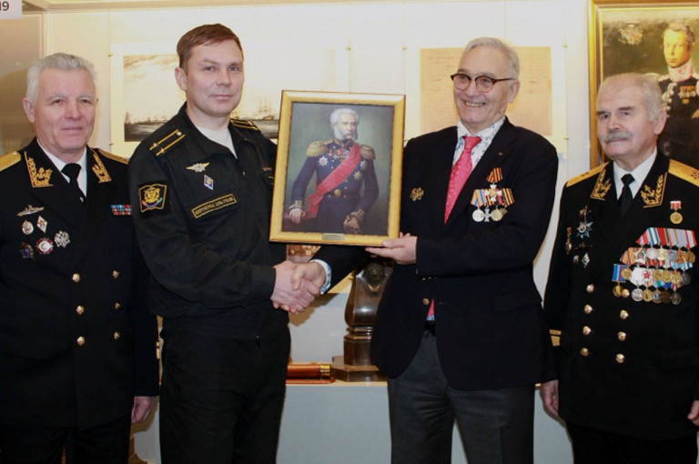 На заглавном фото: Передача копии портрета П. Анжу потомком адмирала К. Шалахиным представителям Морского корпуса Петра Великого в Центральном Военно-Морском музее. Фото Т. Николаева