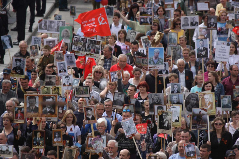 На заглавном фото: Шествие «Бессмертного полка» в Донецкой Народной Республике (Донецк), 2018 год