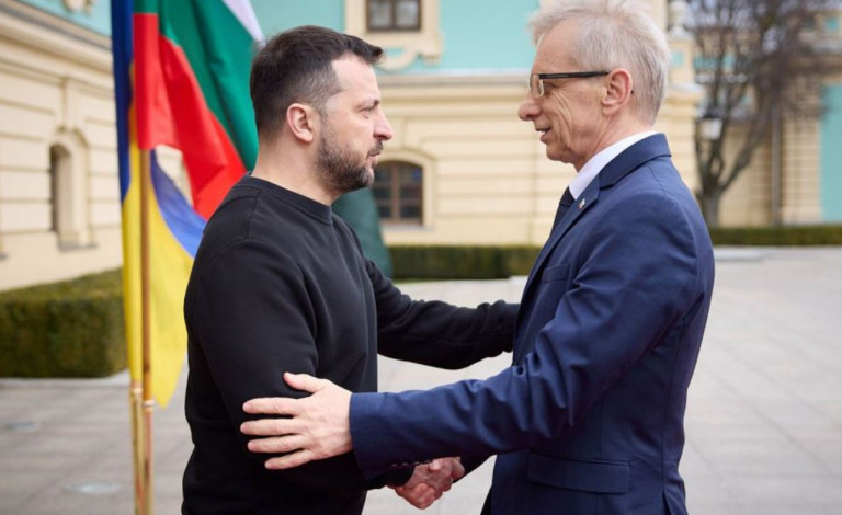 На заглавном фото: Приобнимая Зеленского, правительство Денкова спешит извлечь максимум выгоды из войны на Украине