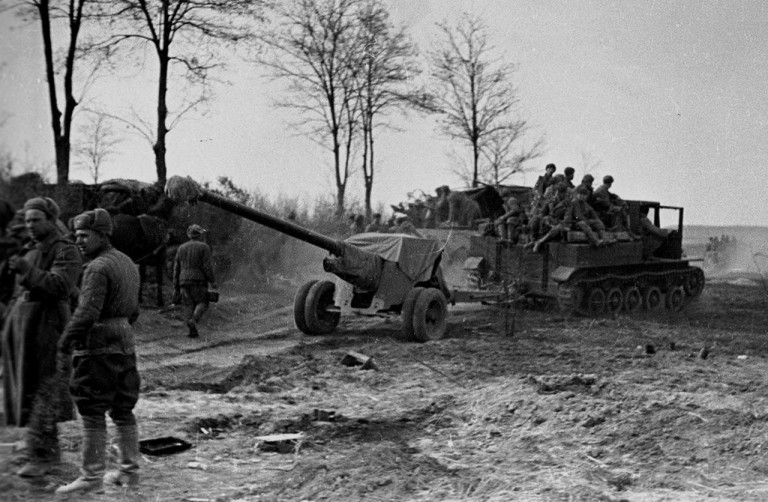 Заглавное фото: Артиллерия 4-ой гвардейской армии 3-го Украинского фронта сосредотачивается в районе озера Балатон