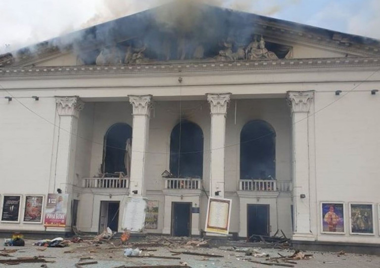 На заглавном фото: Так выглядел Мариупольский драмтеатр после взрыва