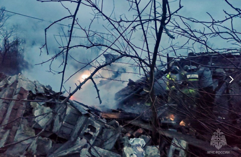 На заглавном фото: Петровский район Донецка, последствия обстрела ВСУ жилого дома. Украинскими военными преступниками убиты трое детей...