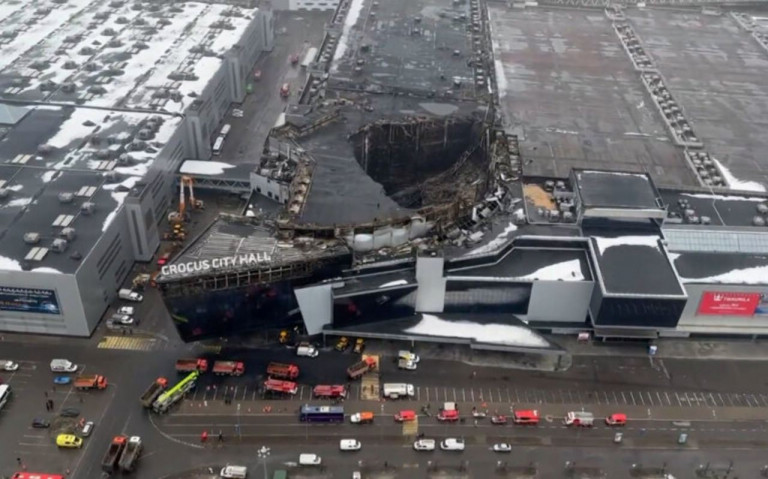 На заглавном фото: "Крокус Сити Холл". Вид сверху, с воздуха.  Становится понятно, что расчёт организаторов теракта был на то, что погибнут тысячи и тысячи людей – не сумеют выбраться из-за паники, спровоцированной жестокими убийствами и пожаром и сгорят или задохнутся.  Теракт ужасен. Планировалось ещё более ужасное.