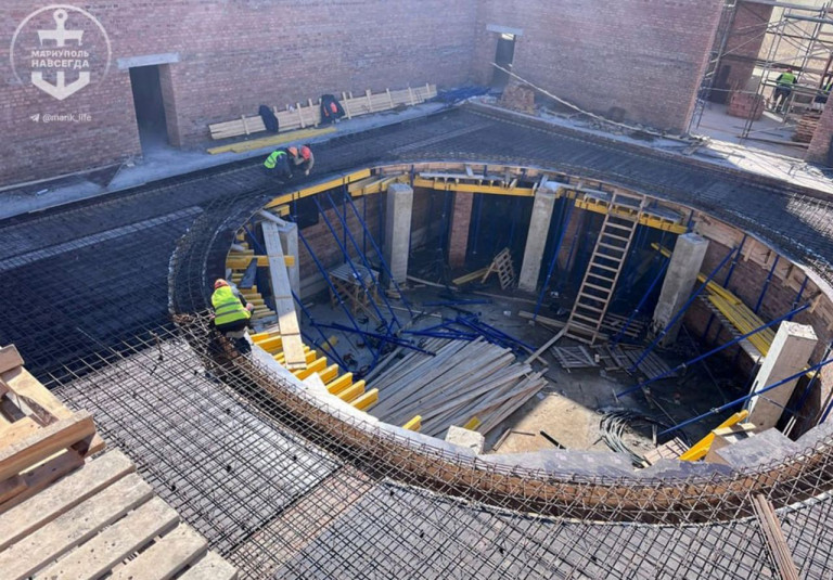 На заглавном фото: Серьёзными темпами идёт восстановление мариупольского драмтеатра