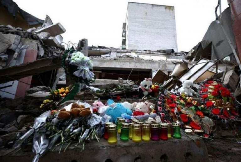 Заглавное фото:  Место преступления киевского режима. В субботу 3 февраля 2024 года  украинские преступники  нанесли целенаправленный удар из американского РСЗО HIMARS по кафе в Лисичанске (ЛНР). В субботний день в кафе было особенно многолюдно. 28 мирных жителей (18 мужчин, 9 женщин и 1 ребёнок) погибли на месте. Ещё один посетитель кафе умер, не приходя в сознание.10 человек получили ранения различной степени тяжести.