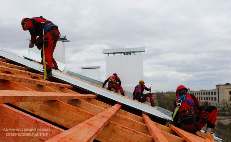 На заглавном фото: Подрядные строительные организации Пермского края занимаются ремонтом кровель в Северодонецке (ЛНР)