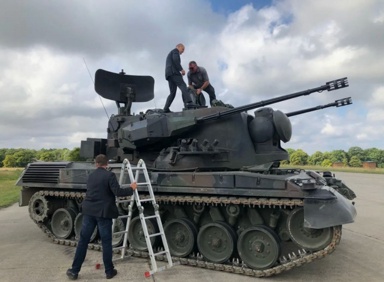 На заглавном фото: Так Олаф Шольц вскарабкивался на "Гепард" для ВСУ. Стремяночку наверняка Вашингтон подогнал...