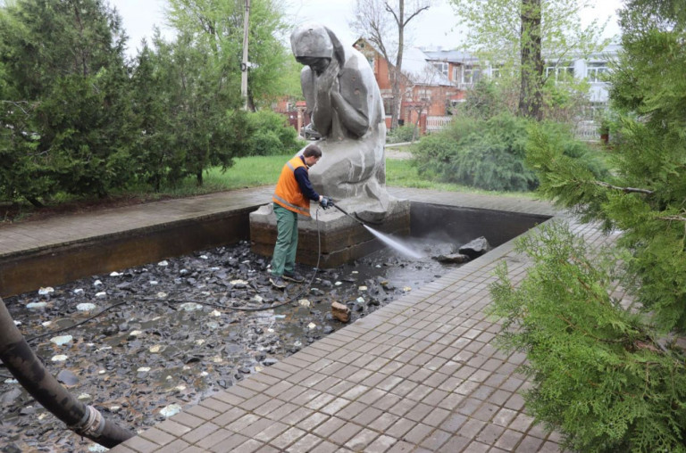 На заглавном фото. В Северодонецке (ЛНР) приводят в порядок воинский мемориал «Вечный огонь»