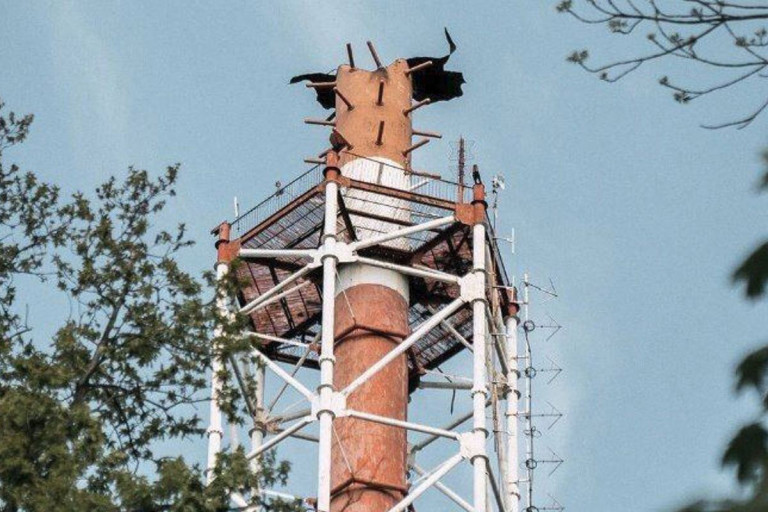 На заглавном фото: ВКС РФ прицельно ударили по харьковской телевышке, уничтожив орудие информационной войны. Городские власти Харькова сообщили, что никто при этом не пострадал, и в данном случае следовало бы добавить – и в моральном плане тоже