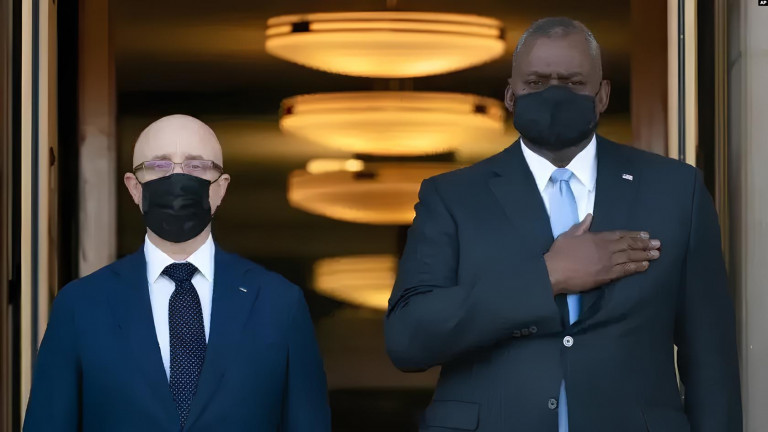 На заглавном фото: Министры обороны США и Украины / AFP