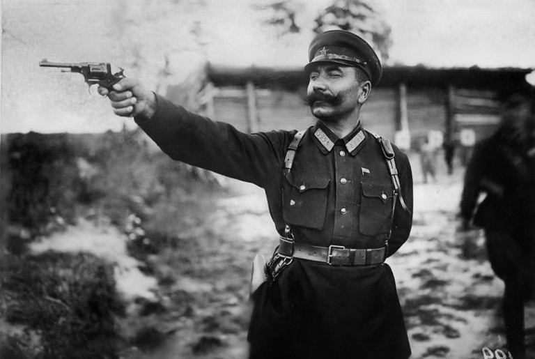 Заглавное фото. Командующий Первой Конной Семен Будённый стреляет из нагана