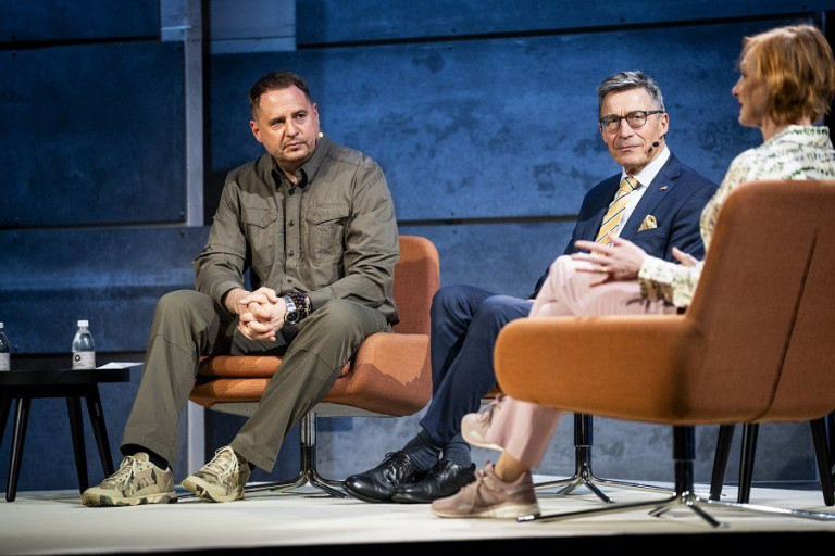 На заглавном фото: Пока ещё руководитель Офиса пока ещё президента Украины Зеленского Андрей Ермак и бывший генеральный секретарь НАТО Андерс Фог Расмуссен (ныне работающий на киевский режим) на Копенгагенском саммите демократии - Фото: IDA MARIE ODGAARD/EPA/TASS 