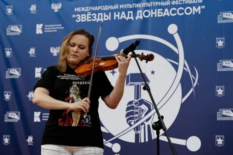 На заглавном фото: В ДНР стартовал VI Международный мультикультурный фестиваль «Звёзды над Донбассом – 2024», источник фото – Телеграм-канал Mash на Донбассе