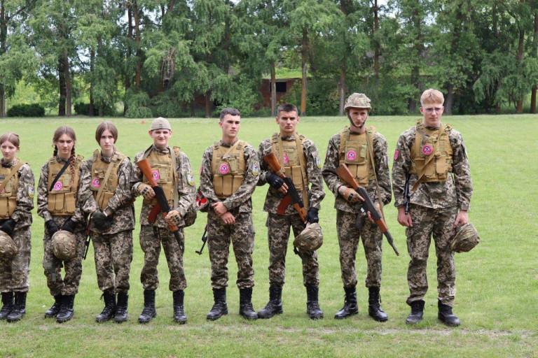 Заглавное фото: Украинские боевики проводят занятия с подростками в городских парках.