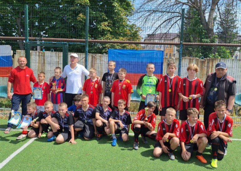 На заглавном фото: В Северодонецк (ЛНР) возвращается жизнь. Значит, и футбол. Североднчане заняли первое место на региональном турнире по мини-футболу