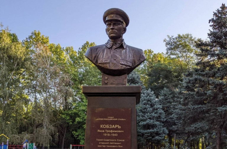Заглавное фото. Памятник герою-танкисту Якову Кобзарю