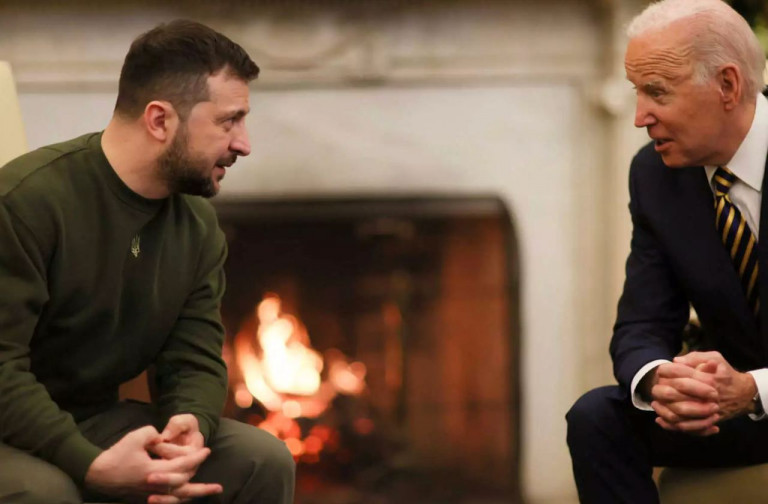 На заглавном фото: Символичный снимок. Байден и его киевская марионетка рассуждают о подбрасывании дров в костёр войны