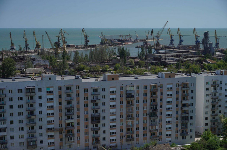 На заглавном фото: На авторских фотографиях, сделанных в Мариуполе в период с 2022 по 2024 годы, российский фотограф-документалист Сергей Венявский покажет восстановленные объекты портового города, работу строителей из Московской и Ленинградской областей, Санкт-Петербурга, Липецка, Ульяновска, Смоленска, Ростова-на-Дону и других регионов России