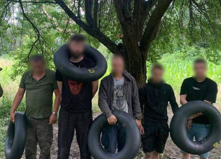 На заглавном фото: очередные пойманные украинские "ухылянты", не желающие погибать за режим Зеленского и его западных хозяев