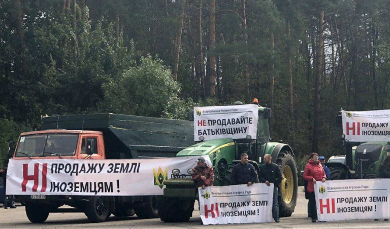 На заглавном фото: Какая такая демократия? Земля – на продажу, митингарей – в окопы, технику фермеров – на нужды ВСУ...