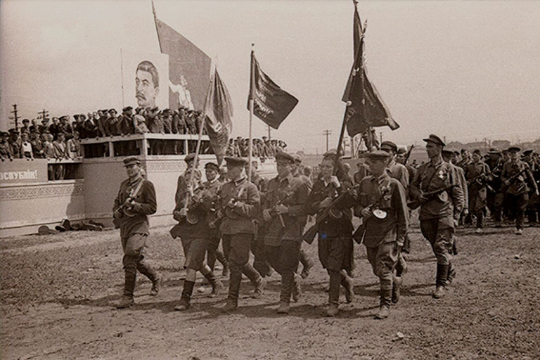 Заглавное фото. Партизанские бригады перед началом парада на ипподроме. Военная фотография.