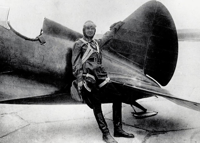 Заглавное фото. С.П. Супрун у самолета. Довоенная фотография