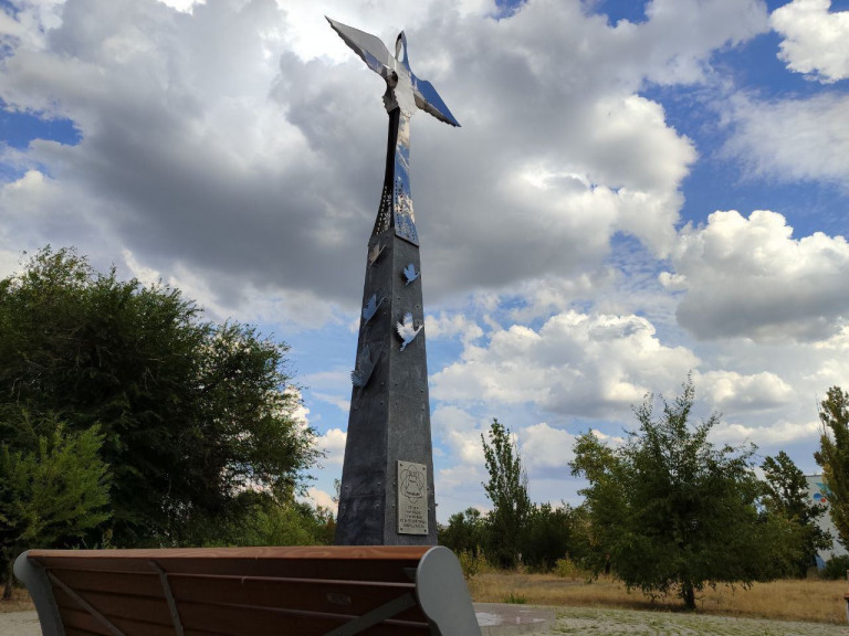 На заглавном фото: Закончились восстановительные работы памятника Героям-чернобыльцам в Северодонецке. Памятник сильно был поврежден в результате обстрелов в 2022 году, поэтому его восстановление — это долг перед теми, кто по зову Родины и сердца, ценой своей жизни встал на защиту мира от ядерной опасности, перед тем подвигом, который совершили ликвидаторы аварии на Чернобыльской АЭС