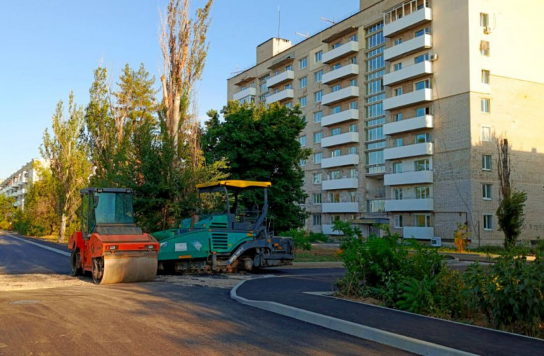 На заглавном фото: Северодонецк, новая  придомовая "магистраль" вдоль восстановленных домов