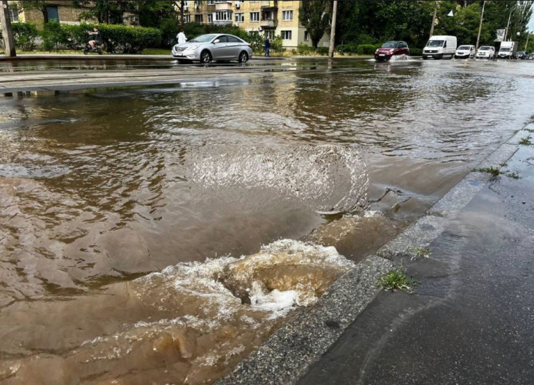 На заглавном фото: Киев продолжает "тонуть в дерьме", на сей раз – прорыв канализации на улице Пражской, в Дарнице...