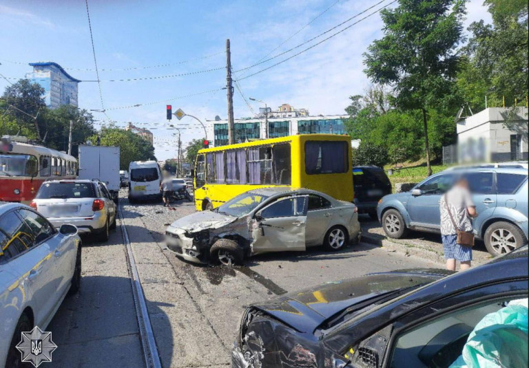 На заглавном фото: Слетевший с тормозов киевский трамвай – это «портрет» нынешнего режима, слетевшего с катушек: он несётся вниз, круша всё на своём пути, калеча граждан и уничтожая те здравые идеи, которые могли бы стать для Украины спасительными…