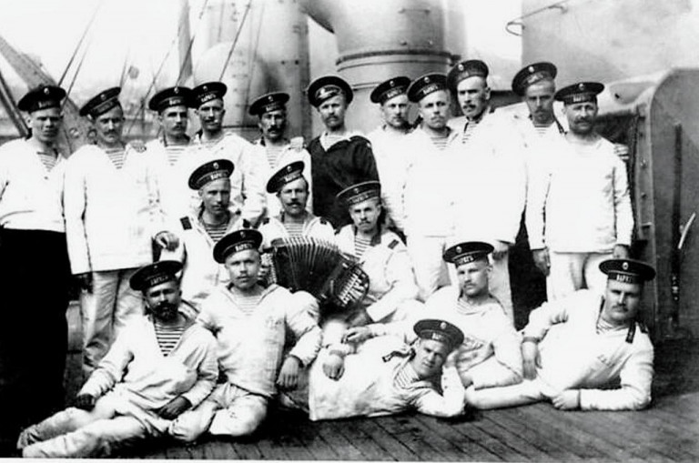 Заглавное фото. Моряки Русского императорского флота в тельняшках. Дореволюционная фотография.