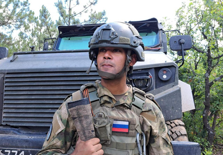 Заглавное фото. В группировке войск «Центр» служит ставший гражданином России Уилл «Бостон» Пуэлло. Раньше он был сержантом в ВВС США и охранял военные базы. После армии пошёл в политику, увлёкся международными делами, после чего принял решение уехать в Россию и бороться с мировым злом.