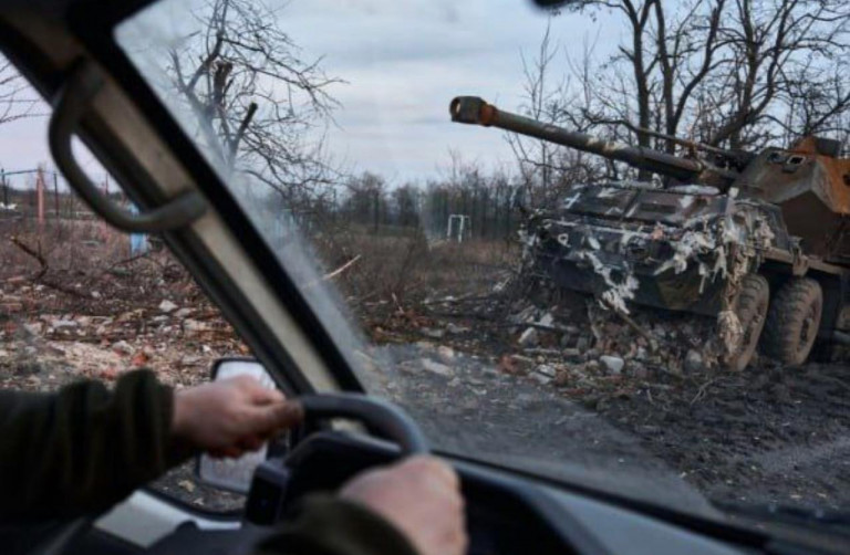 На заглавном фото: Уничтоженная чешская САУ ShKH vz. 77 DANA ВСУ в н.п. Орловка (ДНР). К слову, самоходка находилась у стадиона поселковой школы...