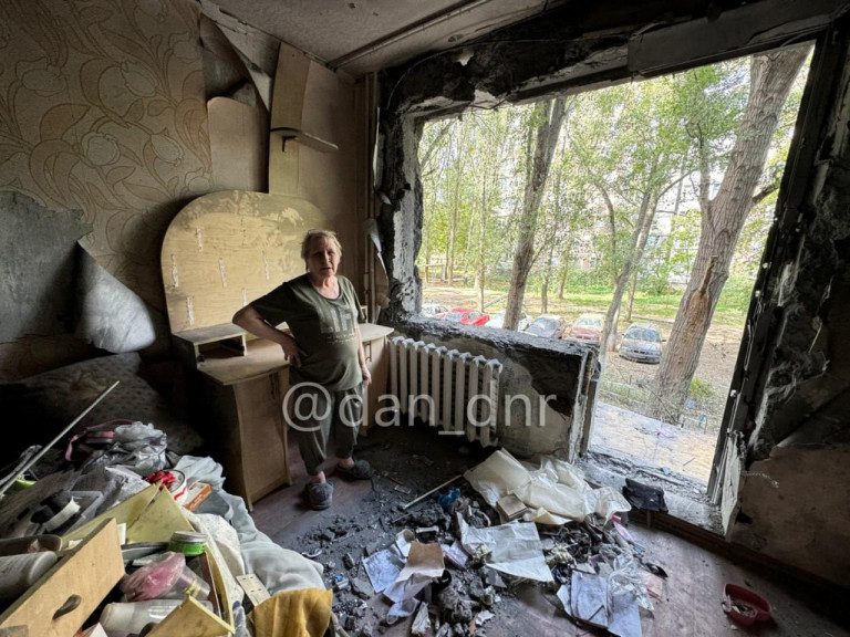 На заглавном фото: Квартиры мирных жителей Петровского района Донецка разрушены украинскими 155-мм снарядами, пишет Донецкое агентство новостей