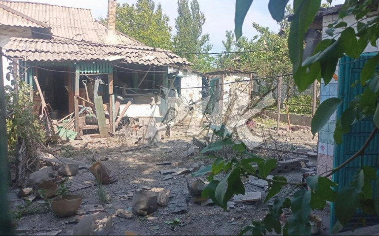 На заглавном фото: Многострадальная Горловка, последствия одного из обстрелов на этой неделе