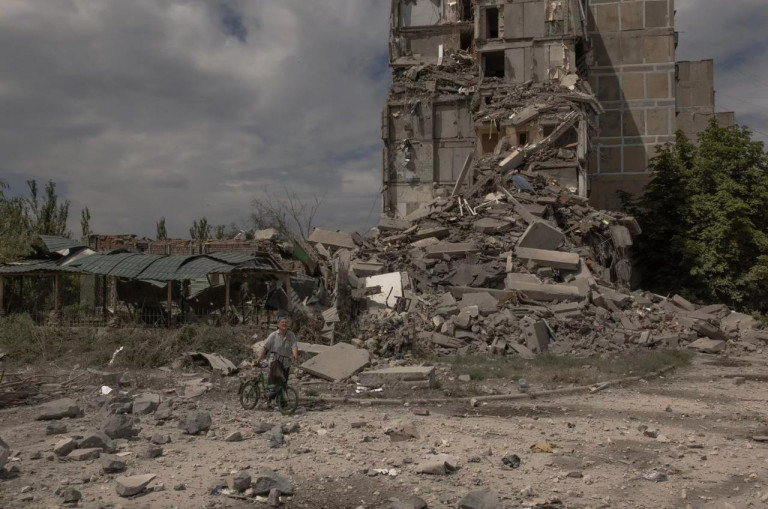 Заглавное фото AFP 2024 / ROMAN PILIPEY: Жители Дзержинска (Торецка) остаются в своём родном городе