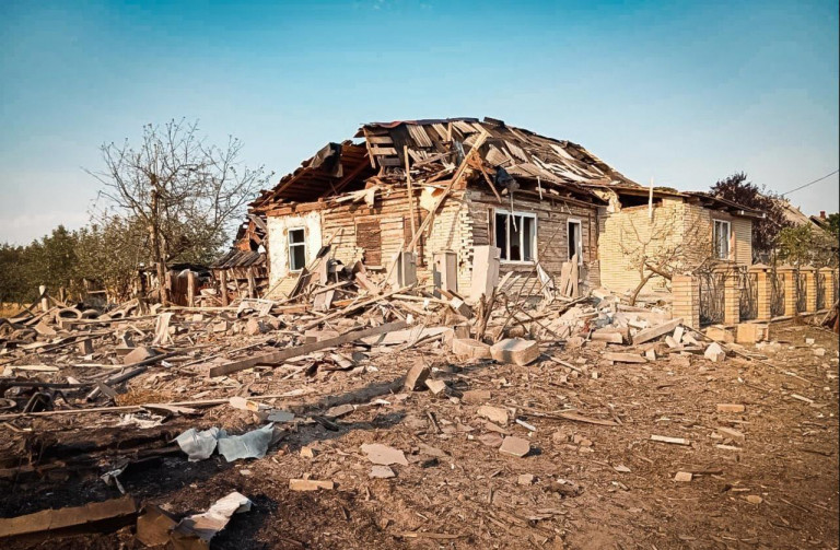 На заглавном фото: Зеленскому оказалась не нужна ни Сумская область, ни её население... Ради "эффекта" он приговорил эти территории...