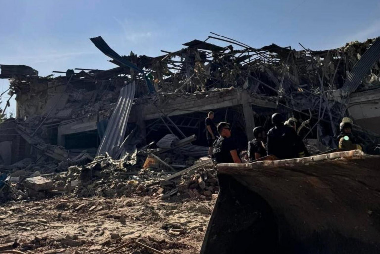 На заглавном фото: Ночью был нанесен ракетный удар ВС РФ по местоположению противника в здании гостиницы "Сапфир" г. Краматорск, здесь располагались иностранные наёмники...